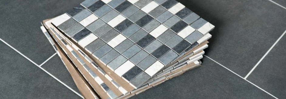 Stapel grauer und weißer Mosaikfliesen