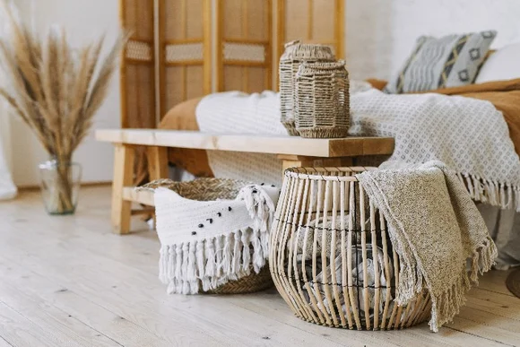 Gemütliches Schlafzimmer mit Korbmöbeln