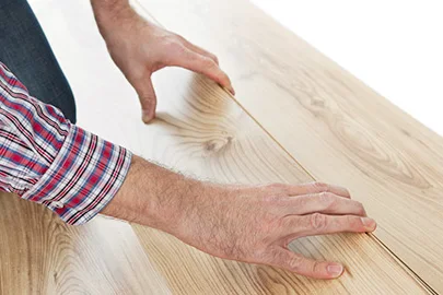 Person verlegt Laminatboden