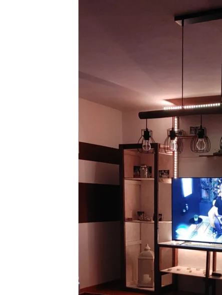 Ein beleuchtetes Fernsehregal mit Fernseher