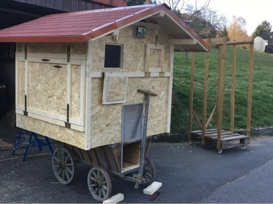 Mobiles Hühnerhaus aus Holz auf einem Wagen