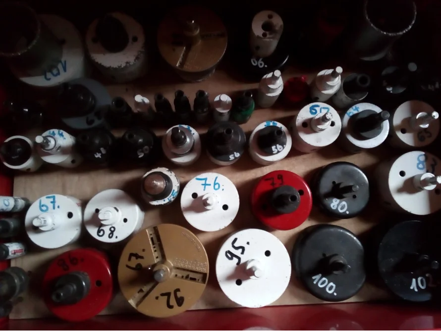 Eine Sammlung verschiedener Lochsägen in einer Werkzeugkiste.