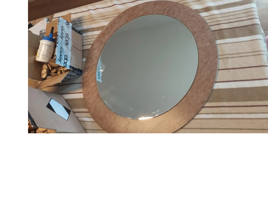 Runder Spiegel mit Holzrahmen