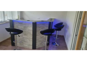 Eckbar mit Beleuchtung und Barhockern