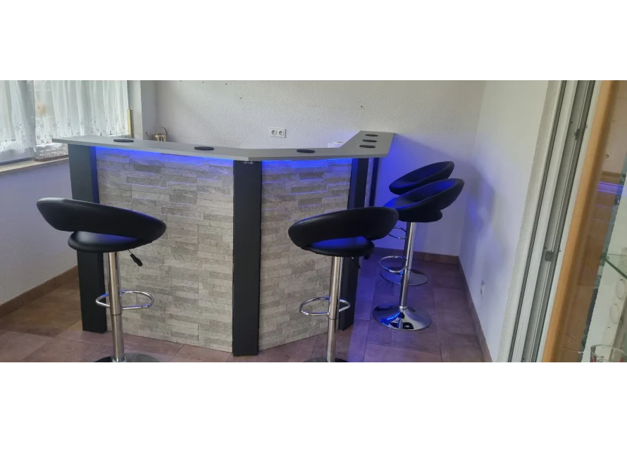 Eckbar mit Beleuchtung und Barhockern