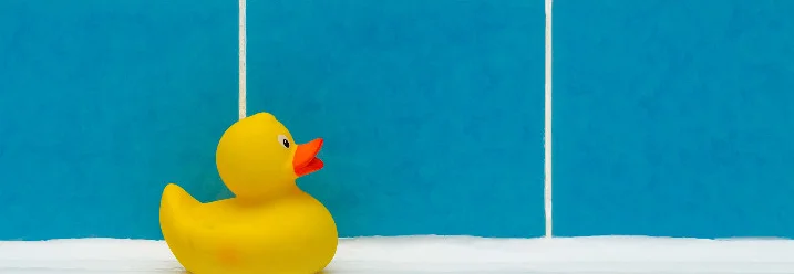 Eine gelbe Quietscheente in einer Badewanne.