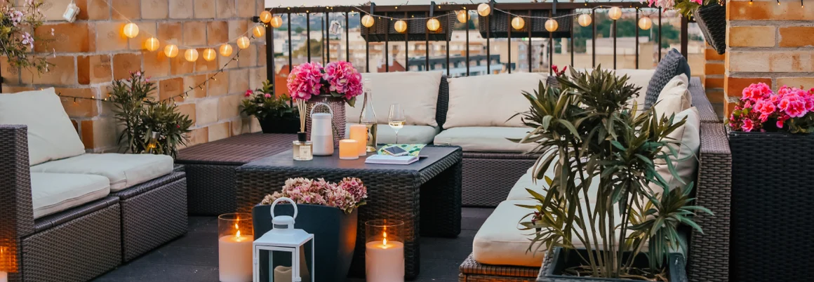 Gemütliche Dachterrasse mit Gartenmöbeln