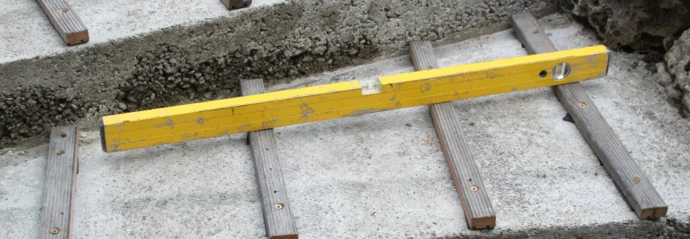 Wasserwaage auf Holzlatten