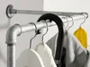 Kleiderstange aus Metallrohren