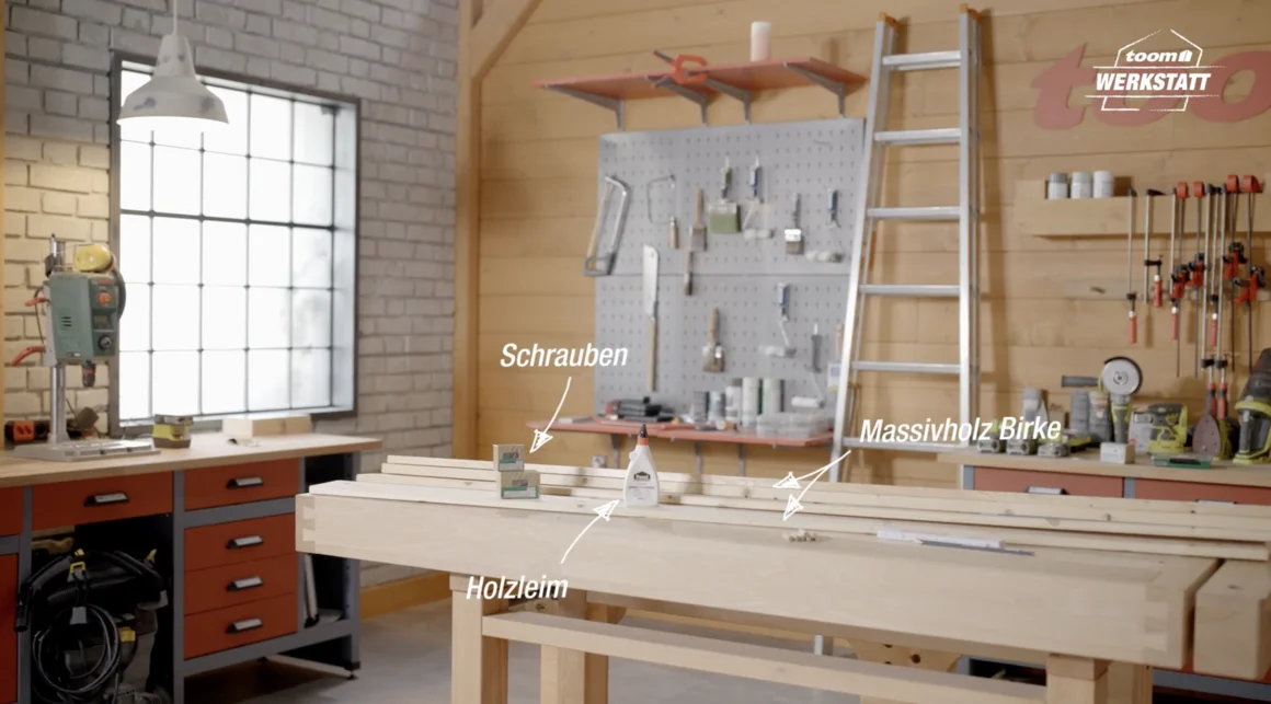 Holz, Schrauben und Holzleim auf Werkbank