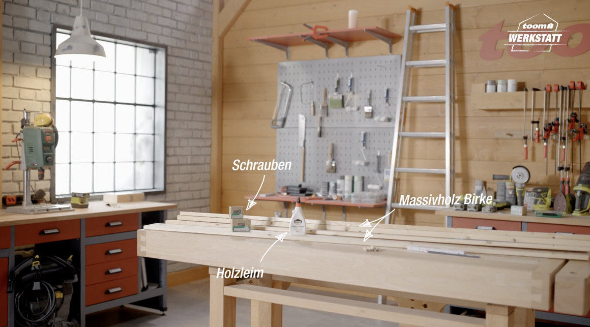 Holz, Schrauben und Holzleim auf Werkbank