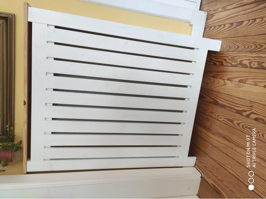 Weiße Holzverkleidung an einer Wand.