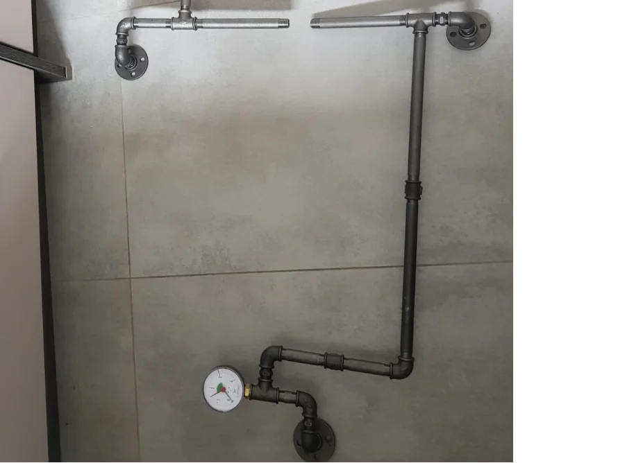 Rohrleitungen an Wand mit Manometer