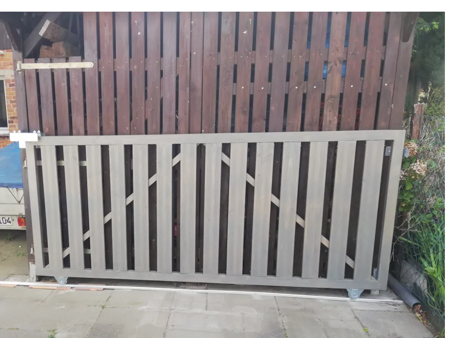 Graues Schiebetor aus Holz