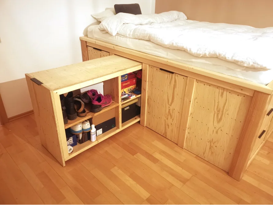 Hochbett mit Einbauregalen