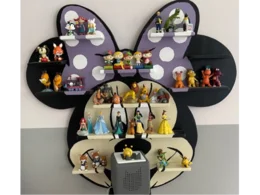 Regal in Form eines Tierkopfes mit Spielfiguren