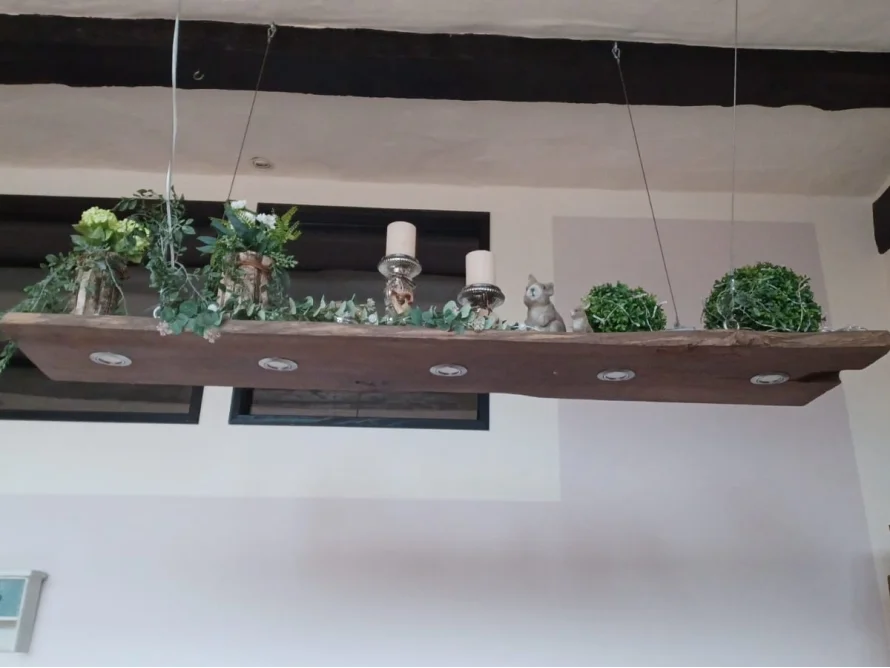 Rustikale Deckenlampe aus Holz mit Dekoration