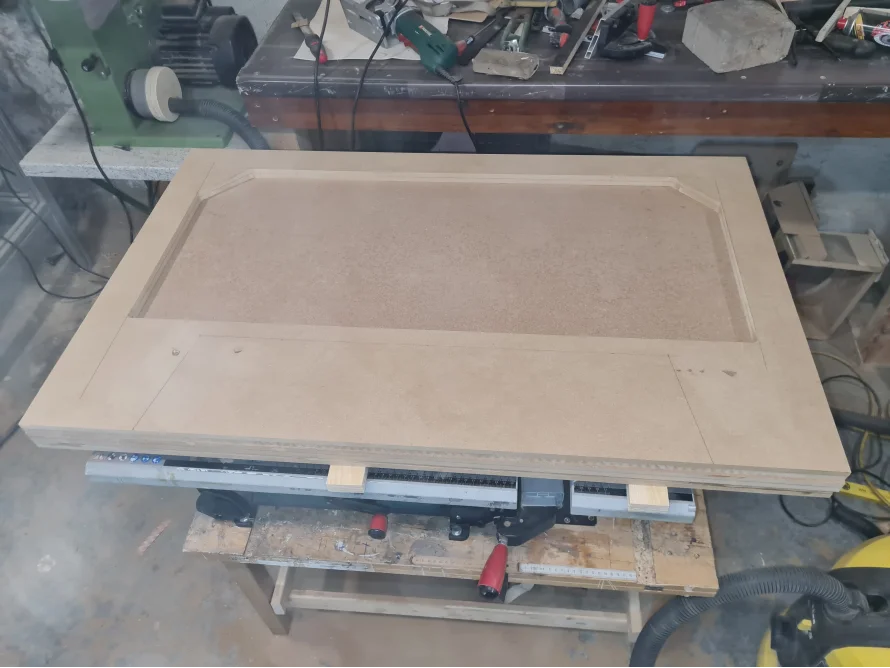 Holzplatte mit Rahmen auf Werkbank