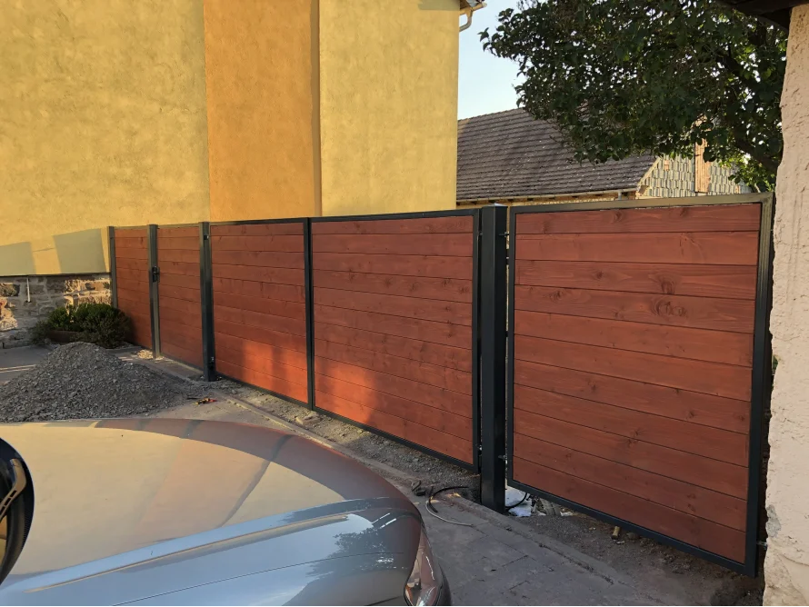 Ein moderner Holzzaun mit schwarzen Metallrahmen