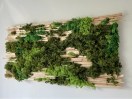Wanddekoration aus Moos und Holz