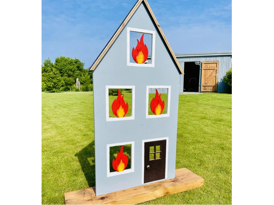 Übungswand in Form eines Hauses mit Flammensymbolen