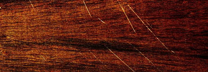 Dunkelbraune Holzoberfläche mit Kratzern