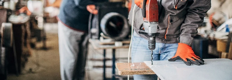 Person bohrt mit Bohrmaschine