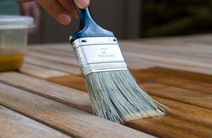 RT Holz Vorbereitung 717x467 19 34 Holz wird mit Pinsel bestrichen