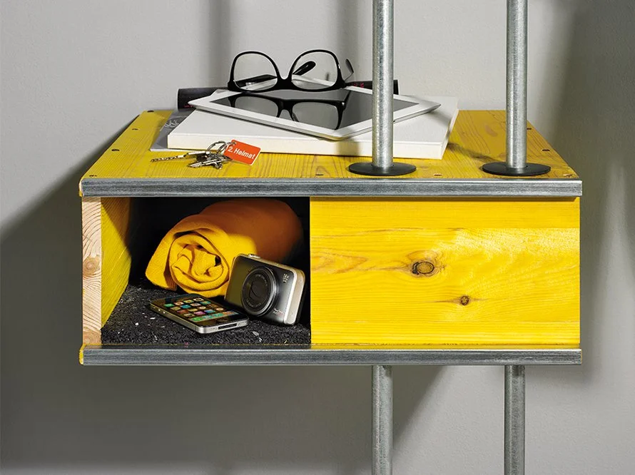 Gelbes Regal mit persönlichen Gegenständen