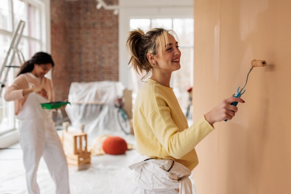 zwei Frauen renovieren Innenraum