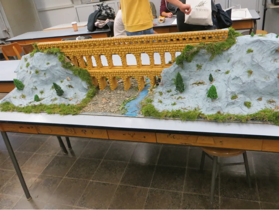 Modell eines römischen Aquädukts