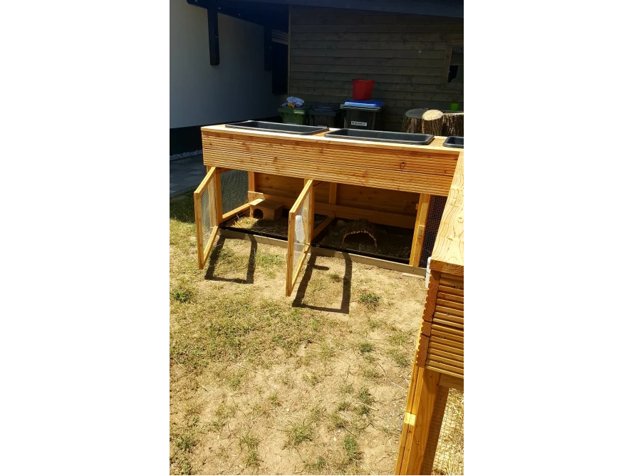 Hühnerstall aus Holz mit zwei offenen Türen