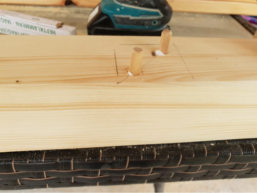 Holzbalken mit Dübeln