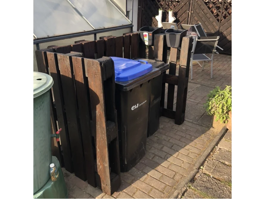 Mülltonnenverkleidung aus dunklem Holz