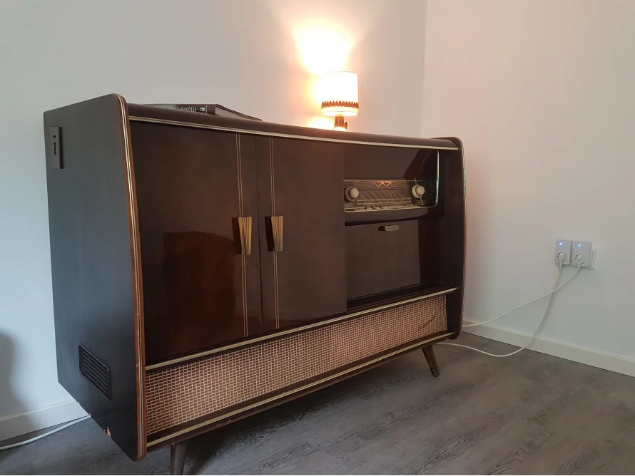 Ein alter hölzerner Stereoschrank mit Schallwand.