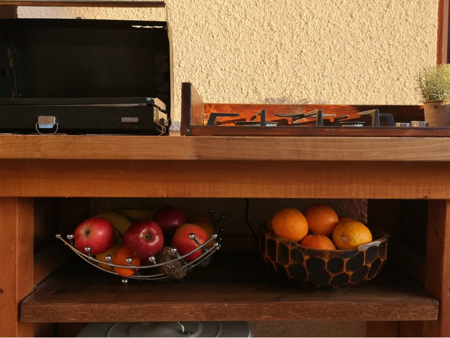 Obstkorb und Gaskocher auf Holzregal