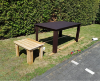 Zwei Gartentische im Garten