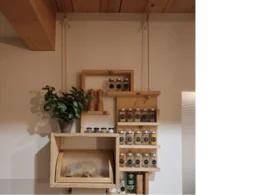 Hängeregal aus Holz mit Gewürzen und Brotdose