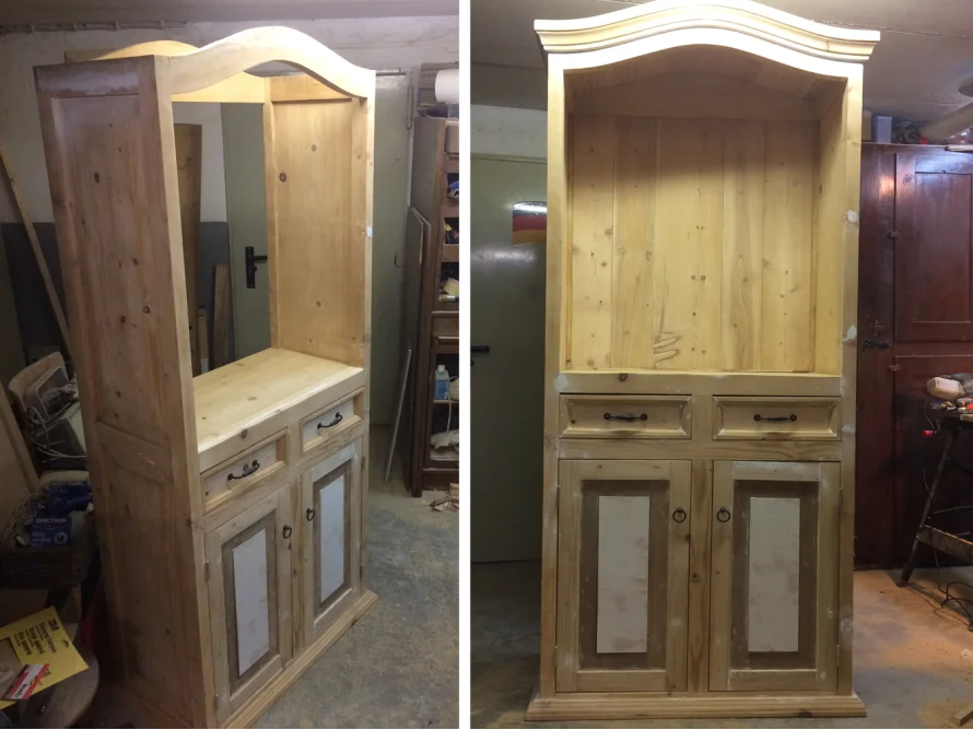 Zwei Bilder eines hohen Schranks aus hellem Holz, links der Rohbau und rechts fast fertig.