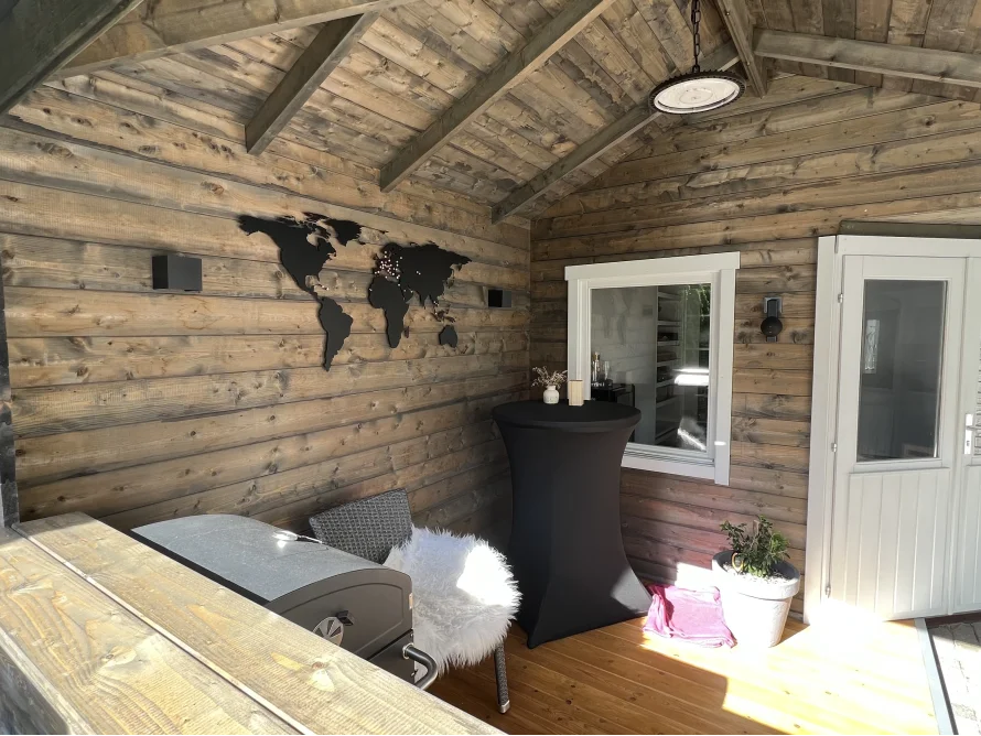 Überdachte Terrasse mit Grill