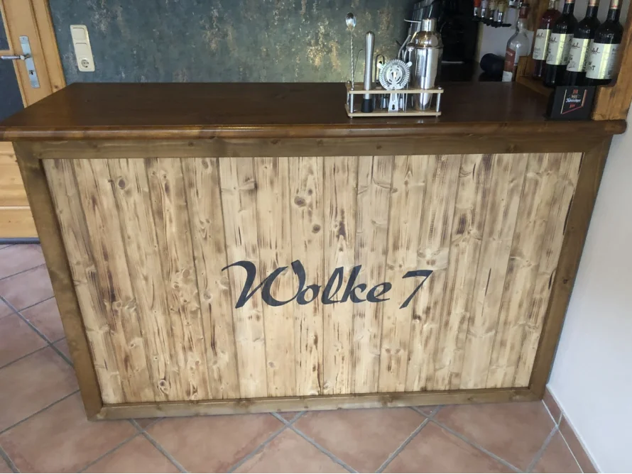 Rustikale Holzbar mit Barzubehör