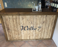 Rustikale Holzbar mit Barzubehör