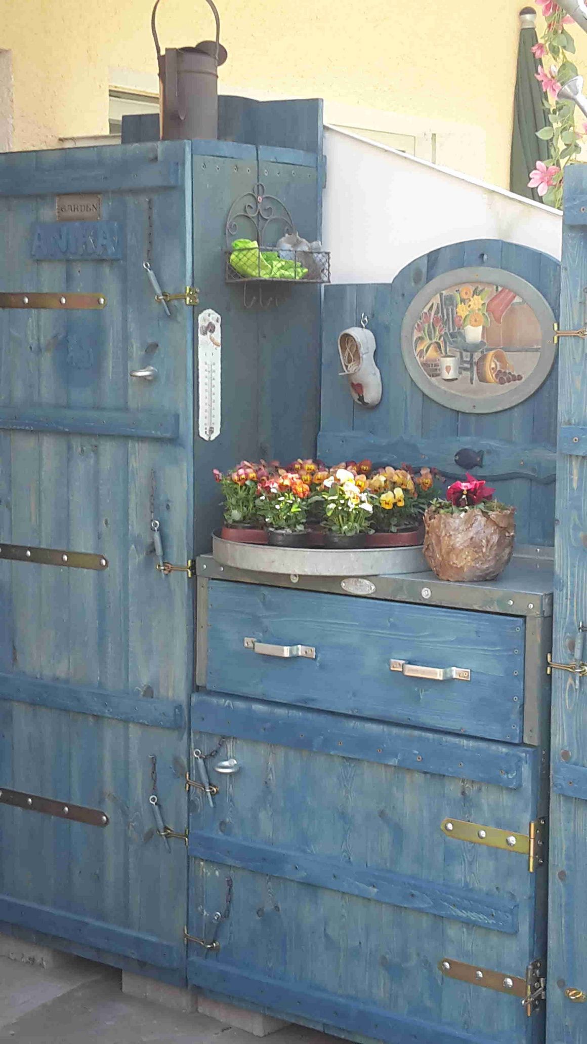 Blauer Gartenschrank aus Holz