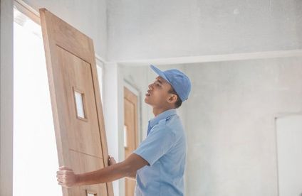 RT Haustuer einbauen Tuer halten 21 05 717x467 Man hebt Haustür in den Rahmen