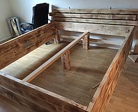Unfertiges Bettgestell aus Holz