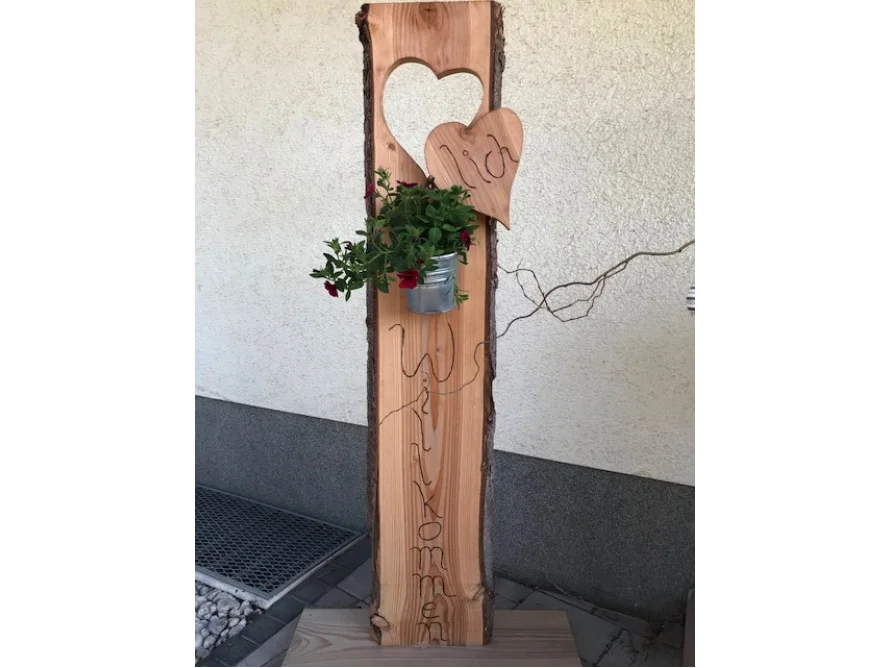Holzdeko mit Herz und Blumentopf