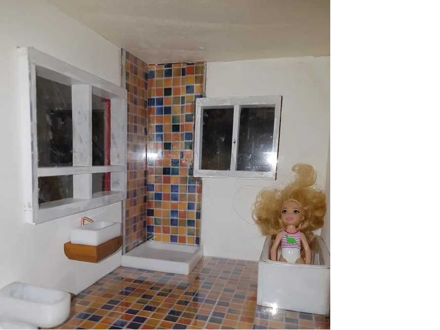 Puppenhausbadezimmer mit buntem Fliesenboden