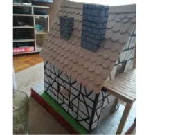 Modell eines Fachwerkhauses mit Schindeldach