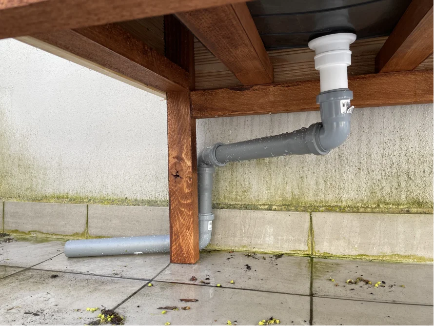 Abflussrohr unter Waschbecken