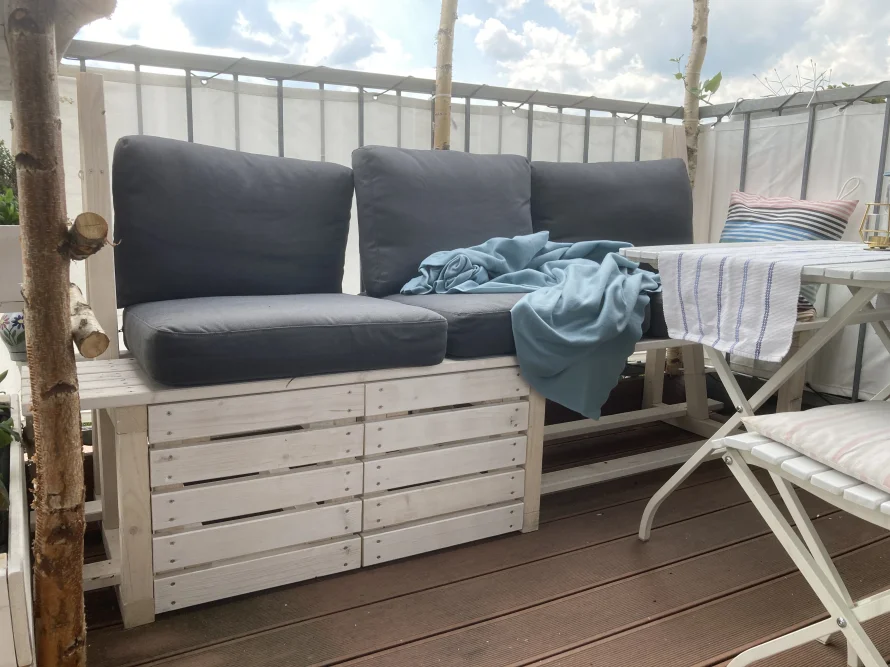 Gartenbank mit Auflagen und Tisch